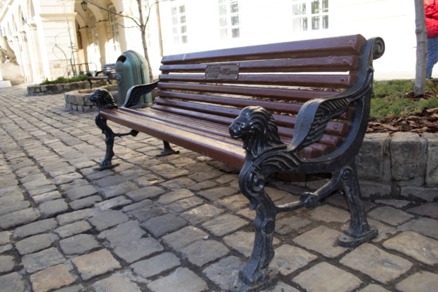 Галицька райадміністрація замовила у людини Садового ремонт лавок в центрі Львова – LvivNEWS