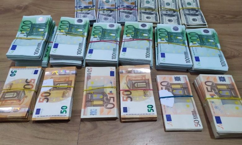 Українка намагалась виїхати до Польщі у жилеті, «нафаршированому» валютою 1 1 1