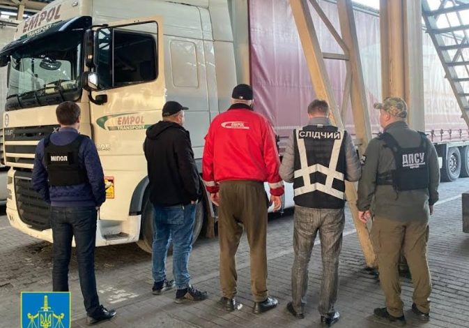 На Львівщині ухилянтів відправляли за кордон під виглядом далекобійників 1 318
