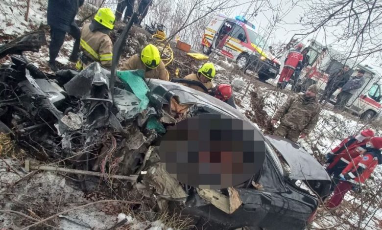 На Рівненщині вантажівка розтрощила легковик із людьми 1 303 900x764