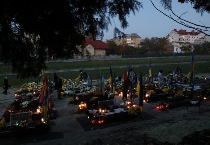 Вандали крали прапори із могил Героїв на Личаківському цвинтарі 1 341