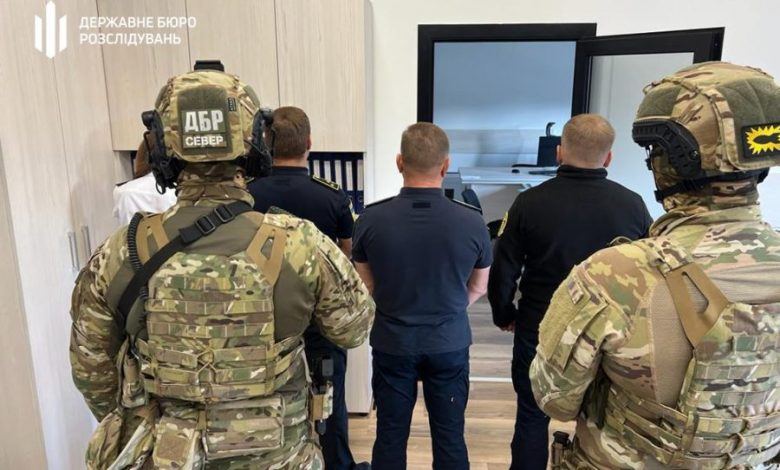 Четверо митників незаконно «продовжили» безмитне ввезення автомобілів 1 893 900x610