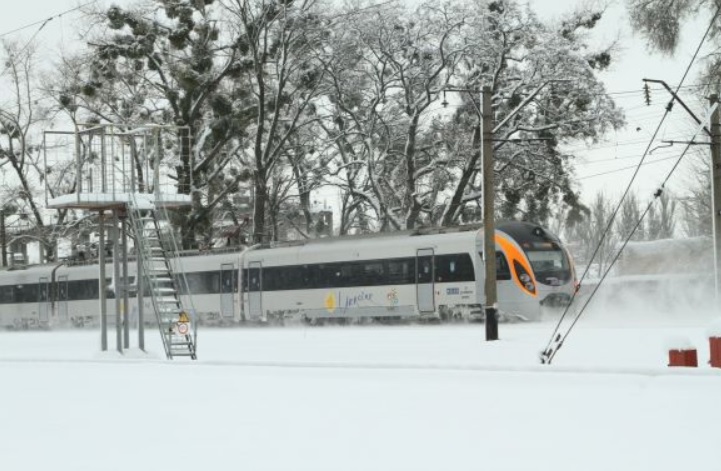 Через негоду на заході України затримуються дев’ять потягів 1 11