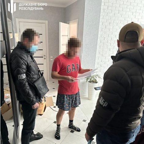 Суд арештував квартири митників, що незаконно ввозили авто в Україну 1 366
