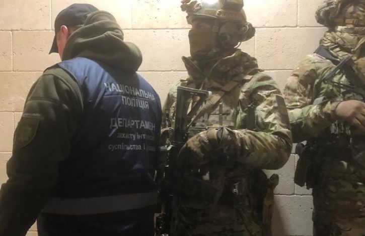 Затримано угрупування, яке катувало людей і «віджимало» бізнес на території двох держав 1 405