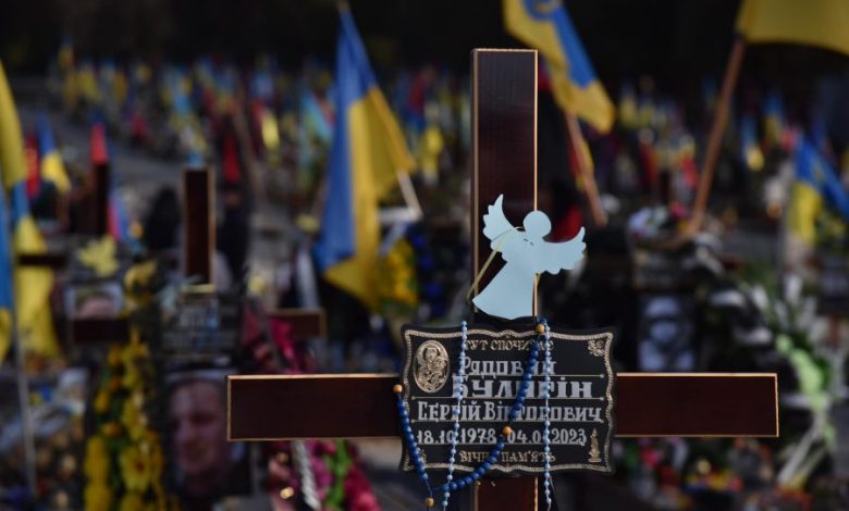 На могилах полеглих захисників у Львові розвісили сотні янголів 1 332887633 600951278541483 5734507763463424985 n 900x599