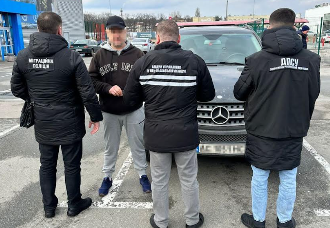 На Львівщині викрили перевізників, що вивозили чоловіків за кордон 1 4