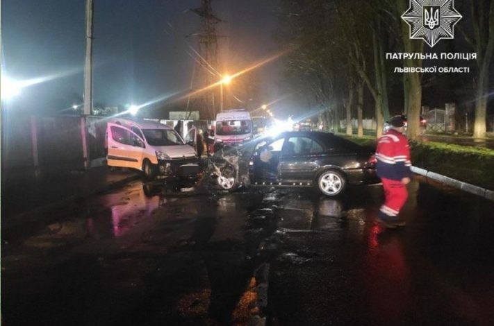 У Львові через ДТП паралізовано рух вулицею Шевченка 1 881