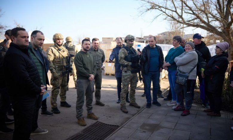 Зеленський відвідав зруйновані населені пункти та нагородив захисників на Херсонщині 1 Zelenskyj na Khersonshchyni 3 900x600