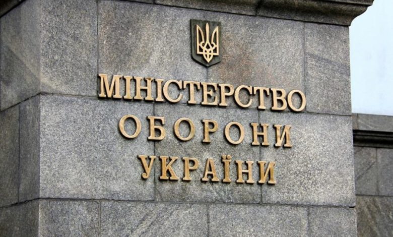 Експодадовця Міноборони засудили до 4,6 років за пропозицію хабара 1 mou minoborony tablychka 900x569