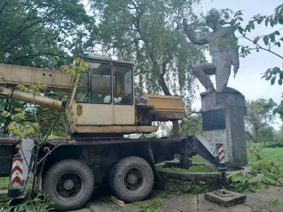На Самбірщині знесли вже п’ятий радянський памʼятник 1 na sambirshchyni dekomunizuvaly p yatyy pam yatnyk radyanskoyi propagandy 5