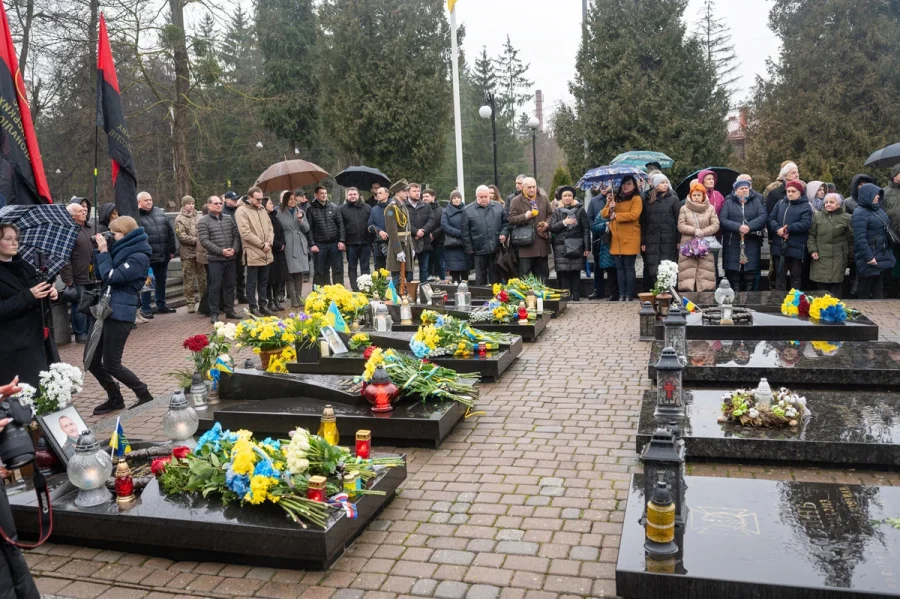 na lychakivskomu kladovyshchi vshanuvaly pam yat geroyiv nebesnoyi sotni 5