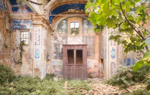 Застигла у часі краса: приголомшливі фото покинутих будівель